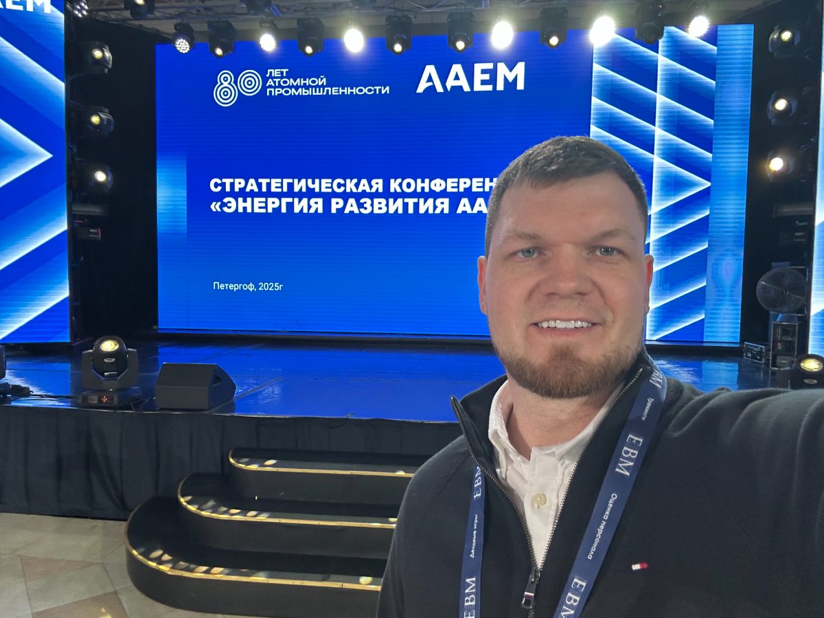 Максим Страхов ведёт тренинг