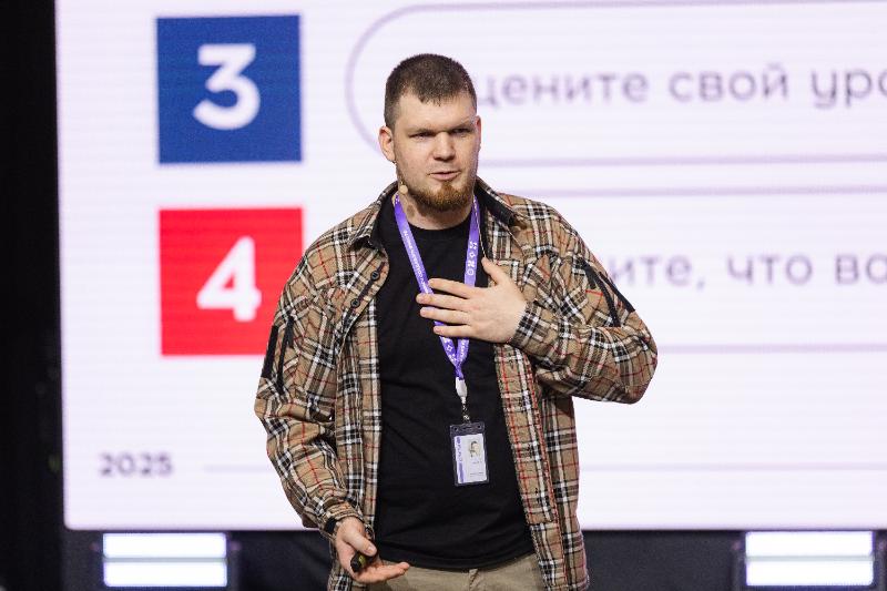 Максим Страхов с участниками программы